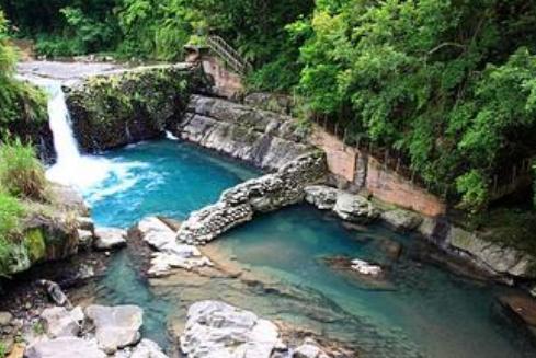 宇內(nèi)溪瀑布群