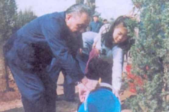 邓小平爷爷植树
