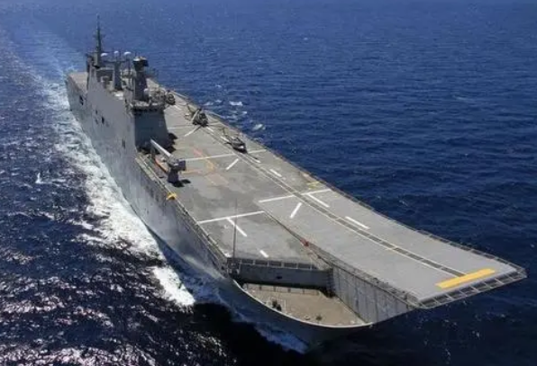 堪培拉級(jí)兩棲攻擊艦