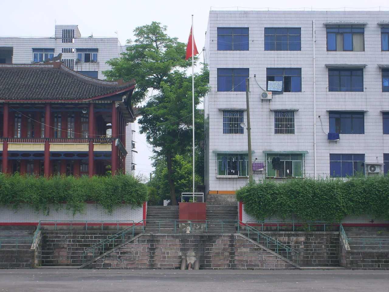南充市龍門中學(xué)
