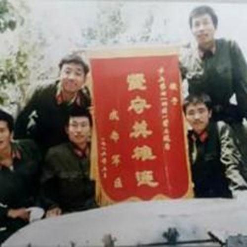 堅(jiān)守英雄連