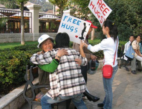 自由拥抱