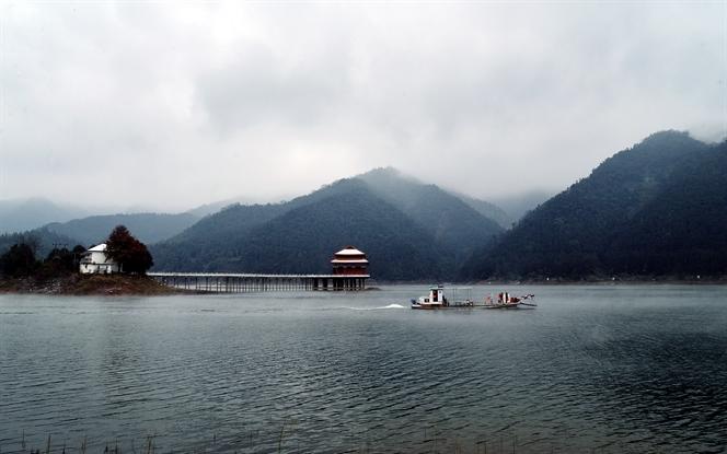 三圣湖