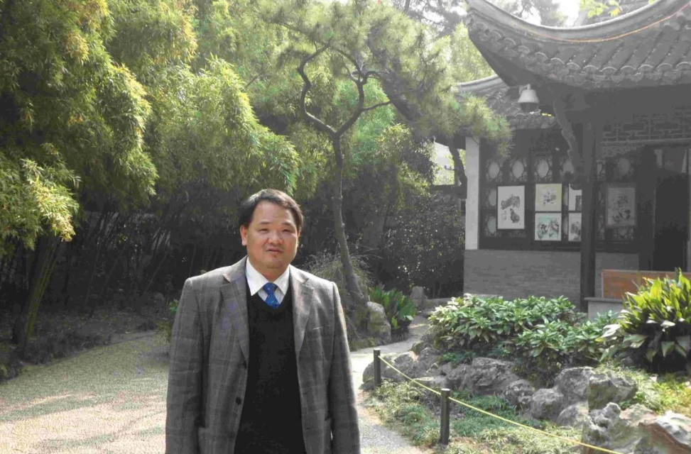 吴洪成