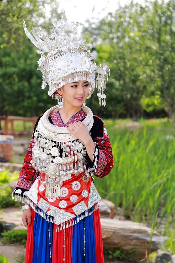 中國少數(shù)民族服裝