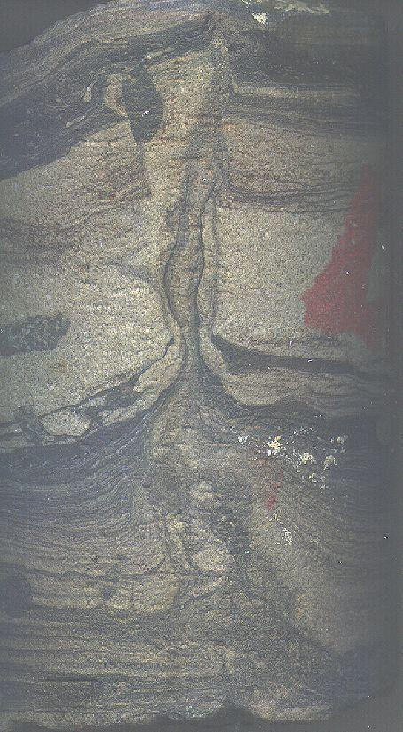 泄水构造